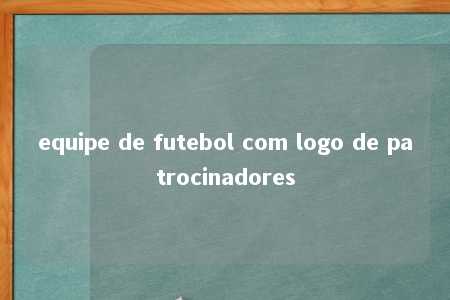 equipe de futebol com logo de patrocinadores